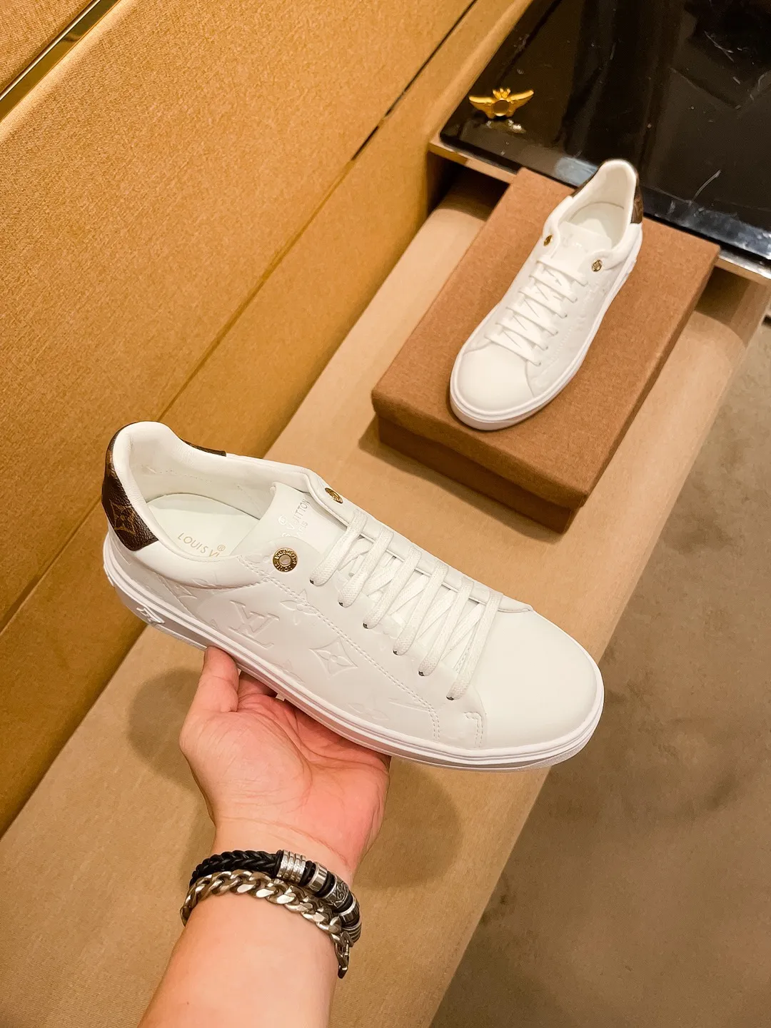 🚘🚘Factory batch 380💰[LV]🔥 Louis Vuitton high-end men's shoes brand official website 1:1 latest masterpiece: the upper is made of first-layer cowhide imported from Italy with a comfortable and breathable lining➕original non-slip and wear-resistant outsole🔥, making walking more convenient and comfortable! An exclusive new model, a stunning work, a beautiful 1:1 replica [color] compared to the official quality! Create a fashionable personality to set off your uniqueness! A must-have for trendy men! Classic 🔥Size: 38-44 Color: 🔥 2⃣️colors available🔥.